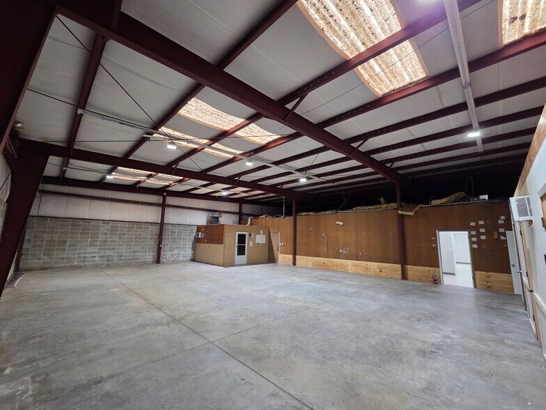 More Photos Of 6800 Edgewater Commerce Pky, Orlando Warehouse For Sale
