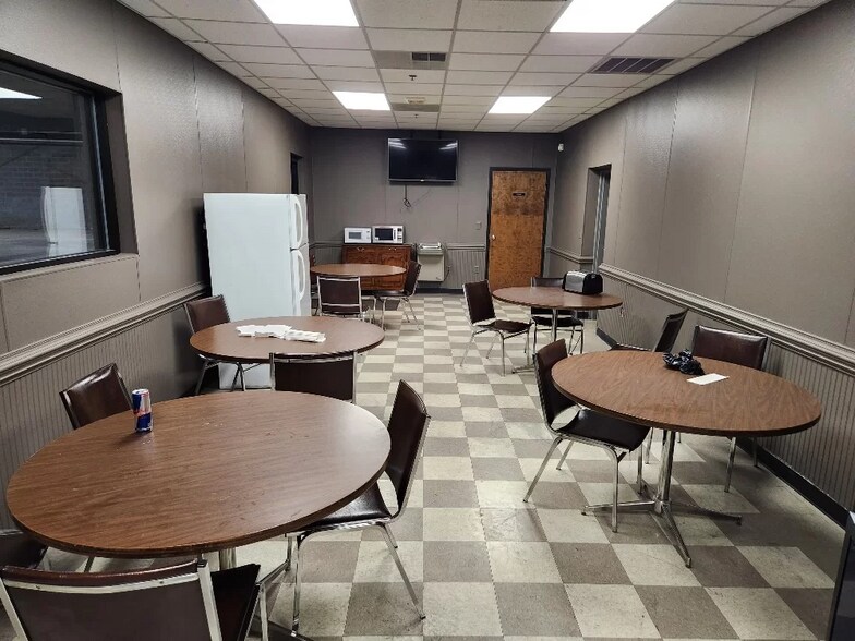 More Photos Of 10901 Carpet St, Charlotte Warehouse For Lease
