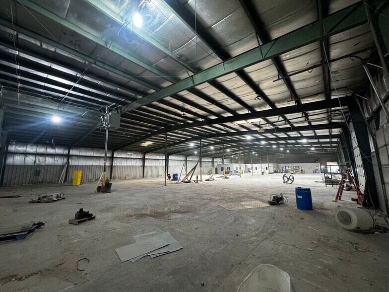 More Photos Of 2001 NE Broadway Ave, Des Moines Warehouse For Sale
