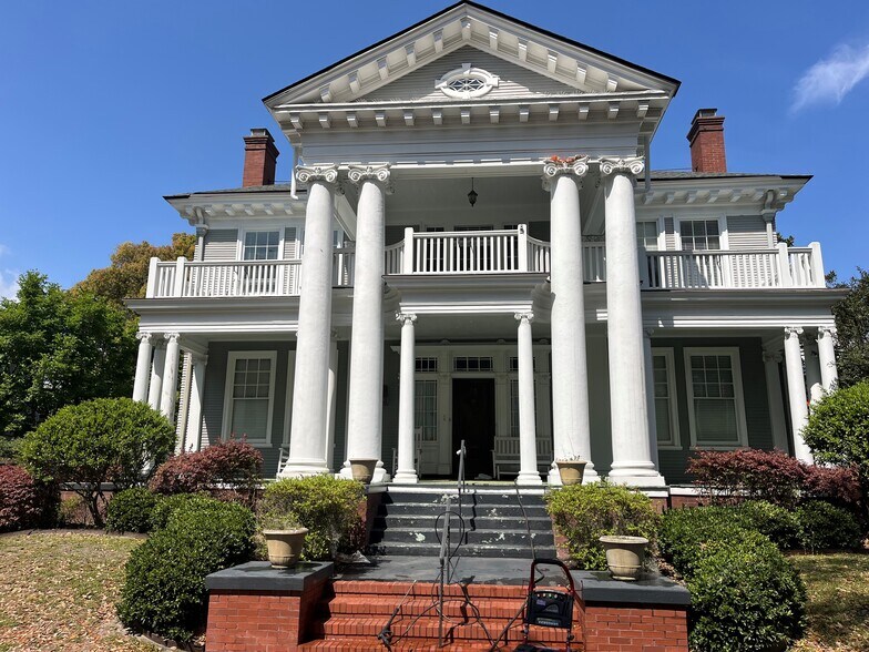Primary Photo Of 18 E 34th St, Savannah Office Residential For Lease