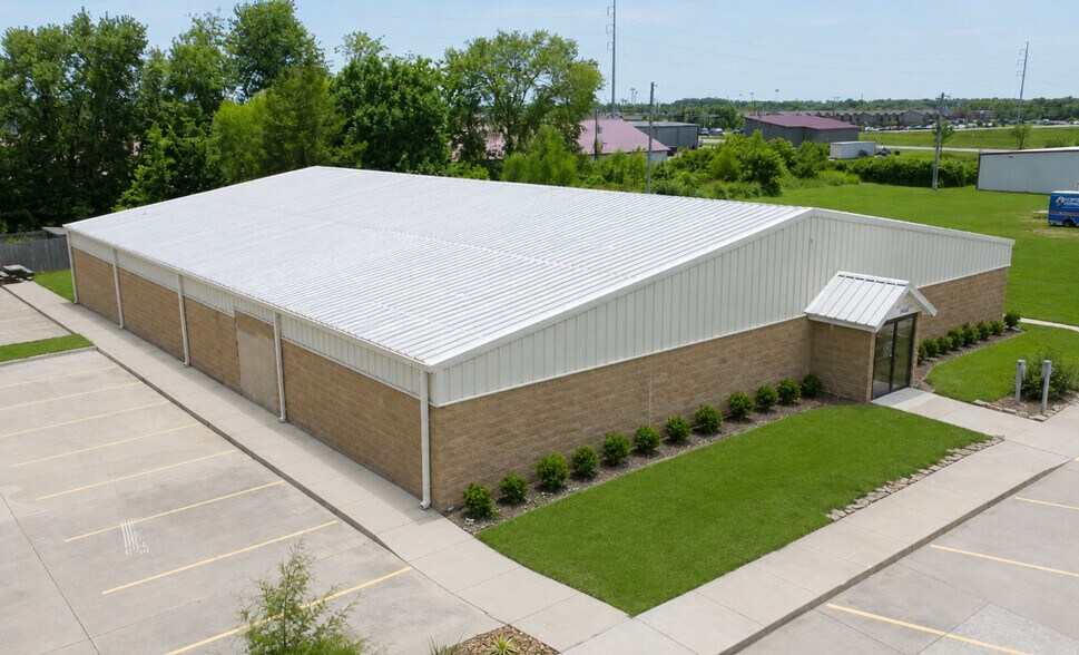 More Photos Of 1604 W Acorn Dr, Rogers Industrial For Lease