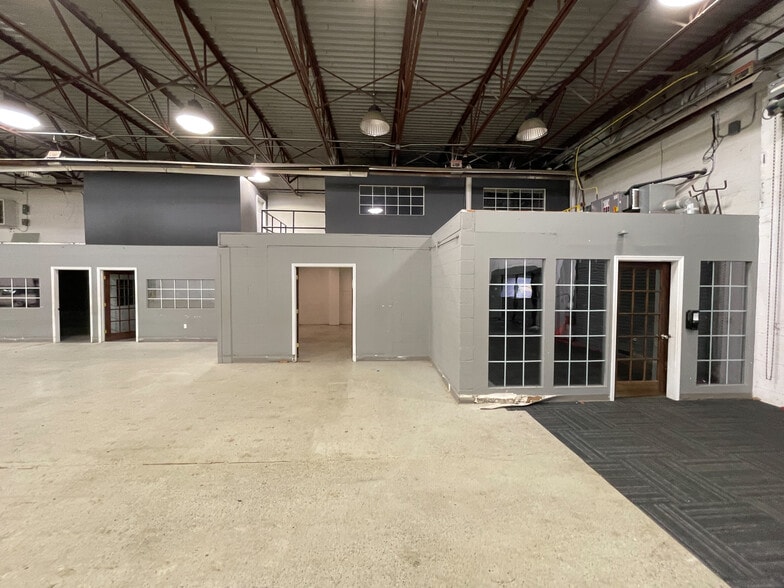 More Photos Of 1371 Saw Mill Run Blvd, Pittsburgh Warehouse For Sale