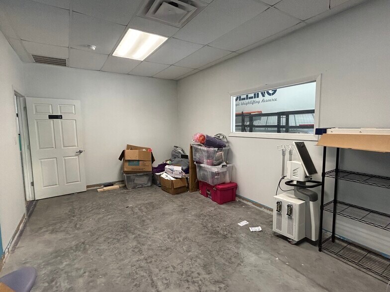 More Photos Of 2552-2558 Merchant Ave, Odessa Warehouse For Lease