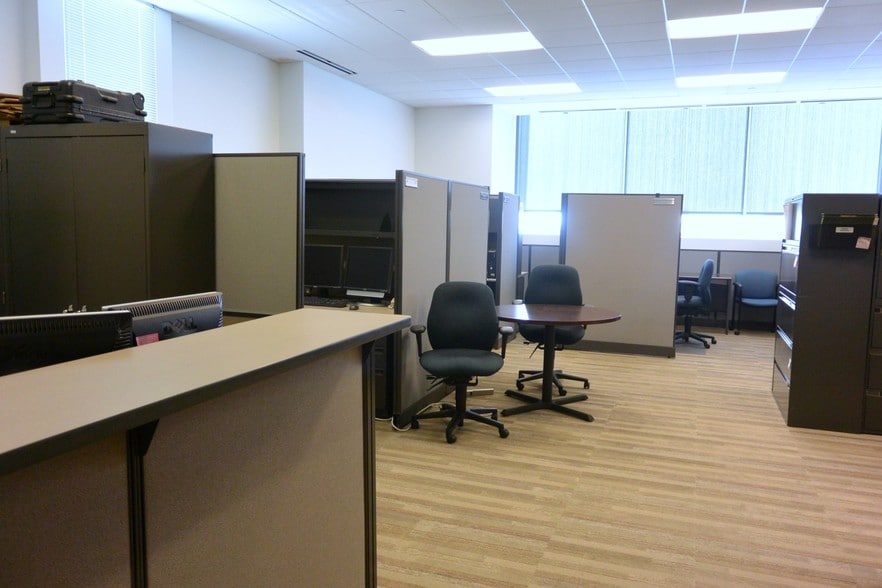 More Photos Of 2500 Crosspark Rd, Coralville Flex For Lease