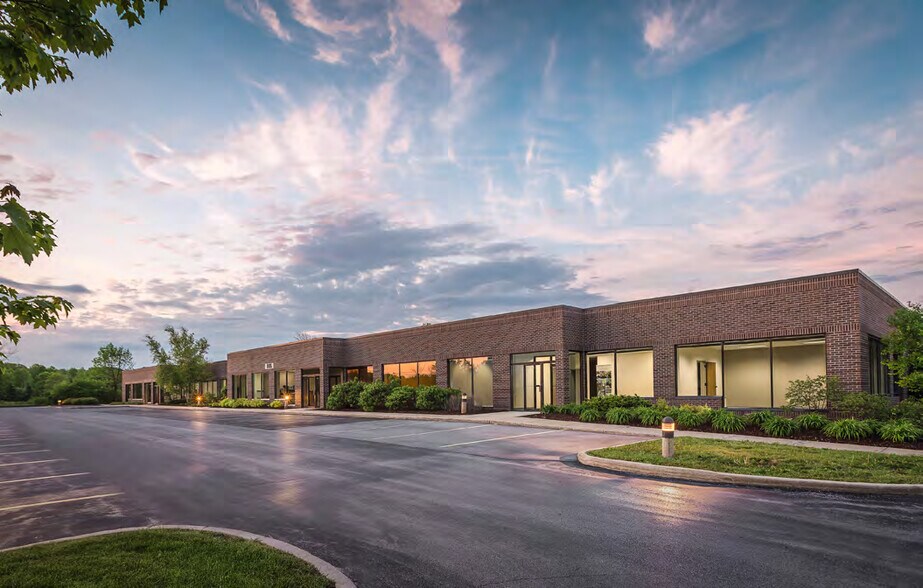 More Photos Of 1115 W Liebau Rd, Mequon Showroom For Lease