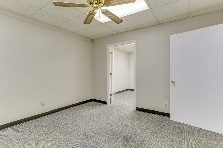 More Photos Of 1222 Executive Blvd, Chesapeake Showroom For Lease