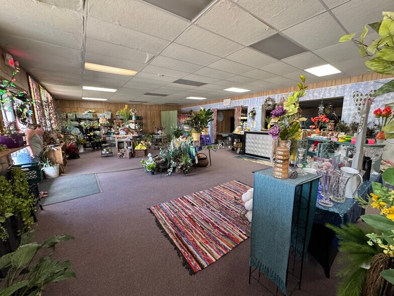 More Photos Of 706 N Perry St, Palestine General Retail For Sale