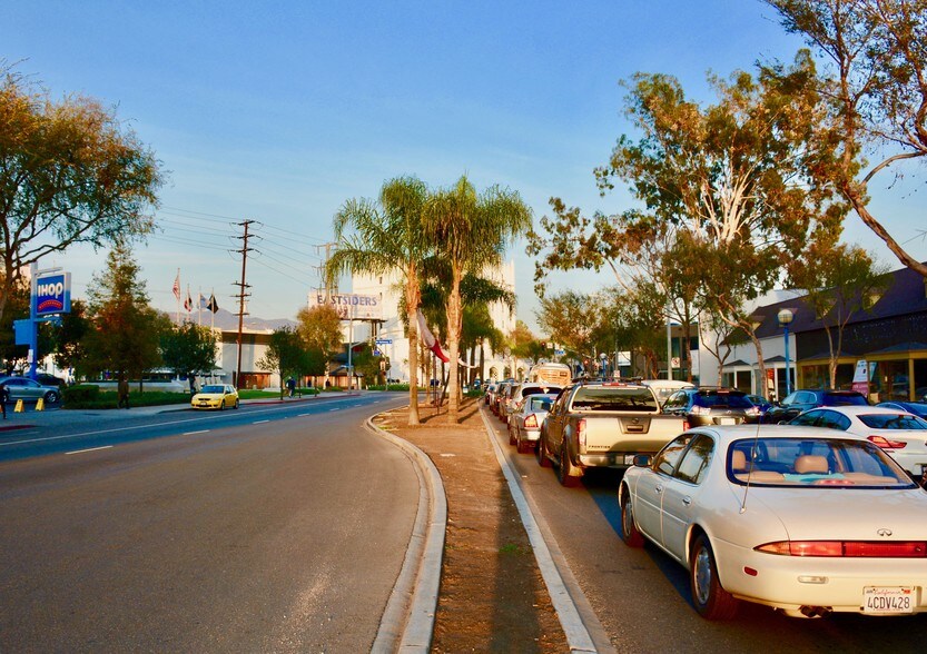 More Photos Of 8460 Santa Monica Blvd, West Hollywood Freestanding For Sale