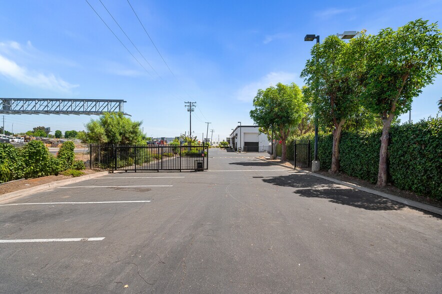 More Photos Of 800 E Dyer Rd, Santa Ana Showroom For Sale