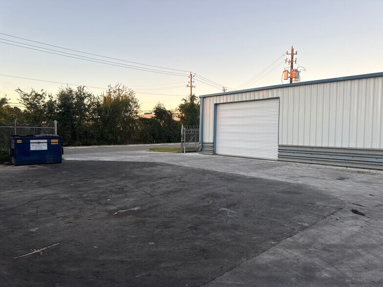 More Photos Of 4823 Winfield Rd, Houston Manufacturing For Lease
