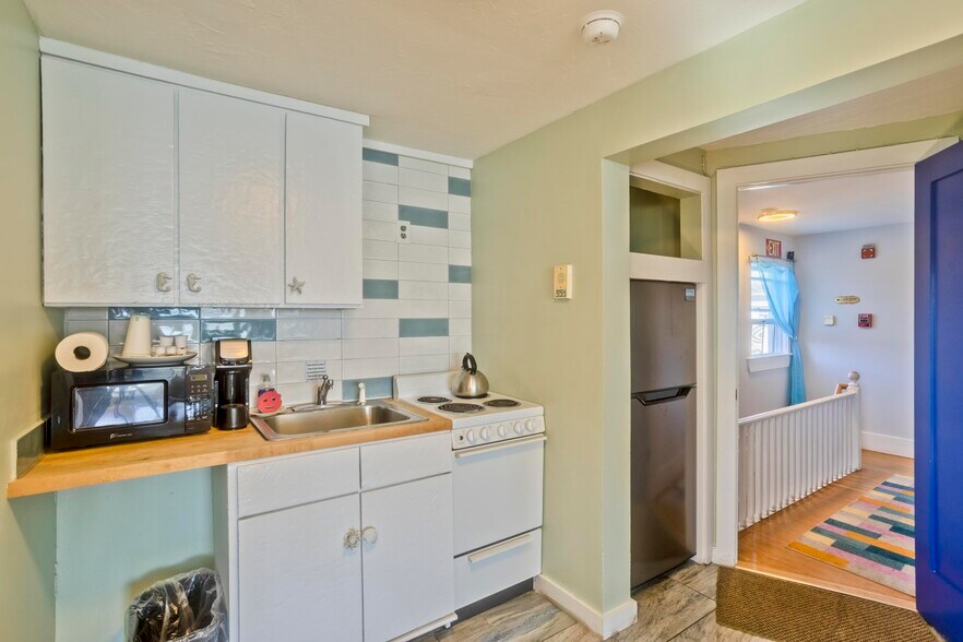 More Photos Of 265 Commercial St, Provincetown Flex For Sale