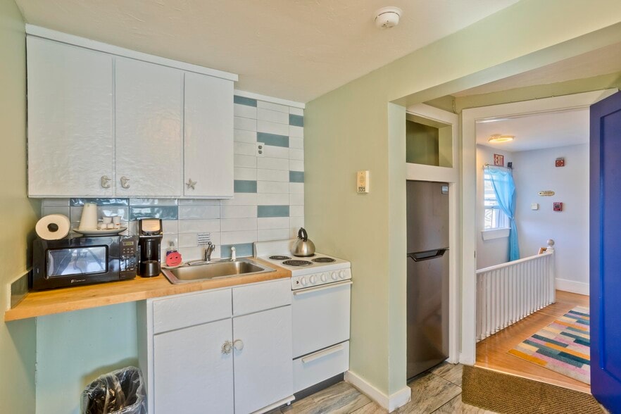 More Photos Of 265 Commercial St, Provincetown Flex For Sale