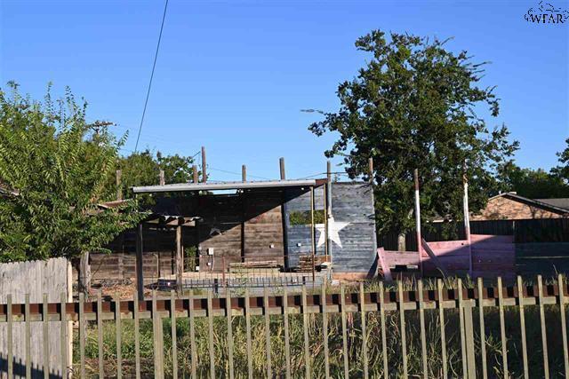 More Photos Of 200 N Burnett St, Wichita Falls Freestanding For Sale