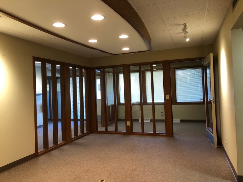 More Photos Of 1416 S Commercial St, Neenah Medical For Lease