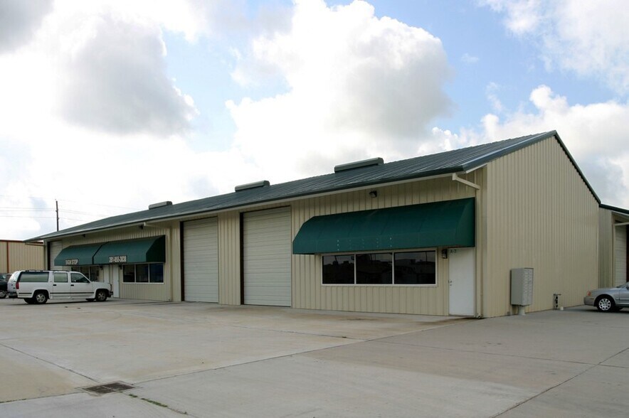 More Photos Of 16321 Loch Katrine Ln, Houston Warehouse For Lease