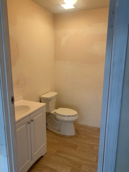 More Photos Of 840 Old County Rd, Belmont Warehouse For Lease