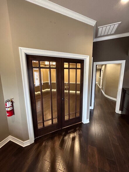 More Photos Of 231 N Twin City Hwy, Nederland Office For Sale