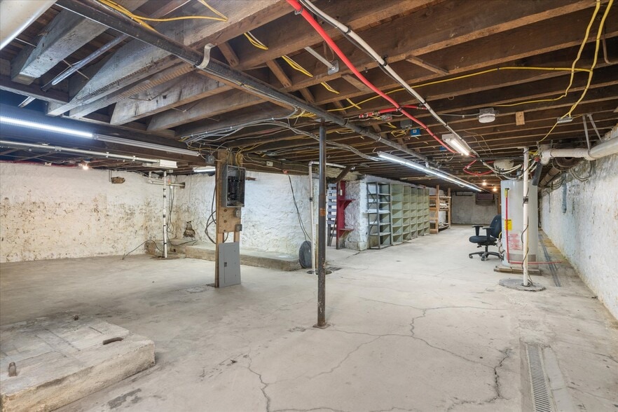 More Photos Of 102 S Richmond St, Fleetwood Warehouse For Sale