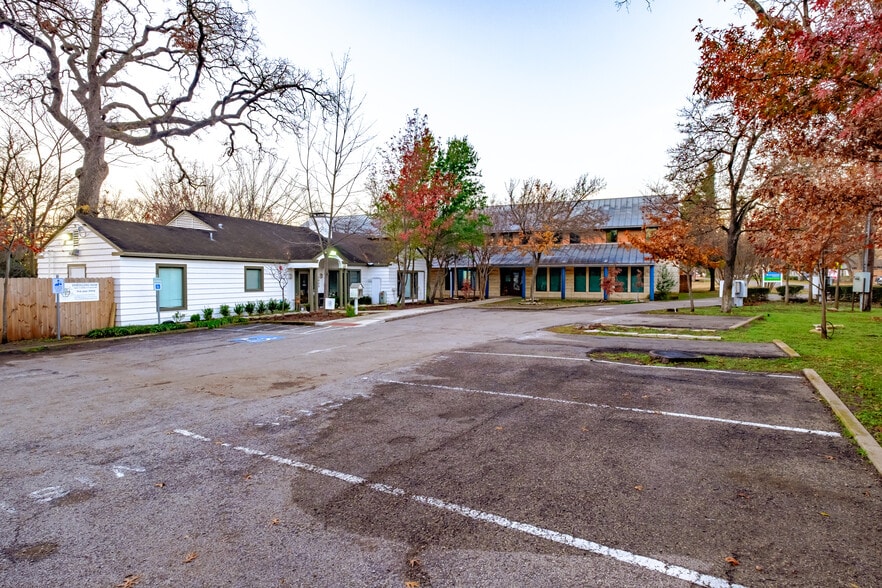 More Photos Of 2400 Empire Central, Dallas Medical For Lease