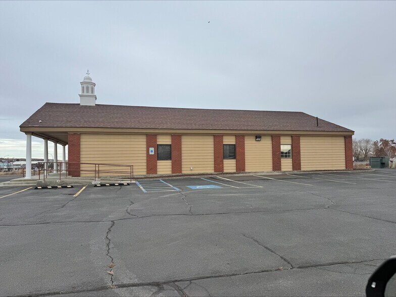 More Photos Of 800 S Columbia Ave, Connell Industrial For Lease