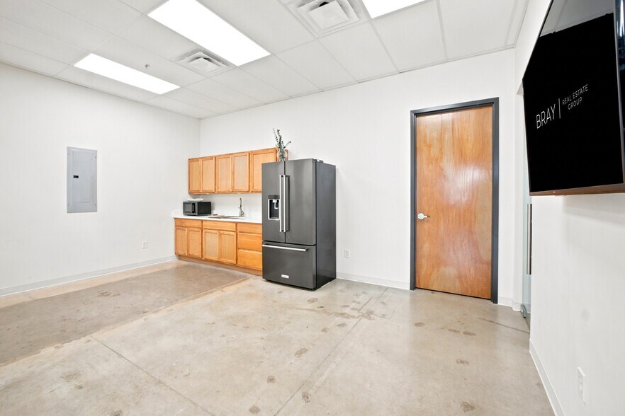 More Photos Of 8610 Potranco Rd, San Antonio Storefront Retail Office For Lease