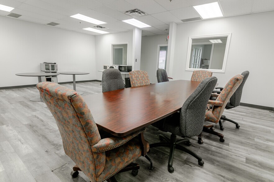 More Photos Of 1283 Algoma Rd, Gloucester Showroom For Lease