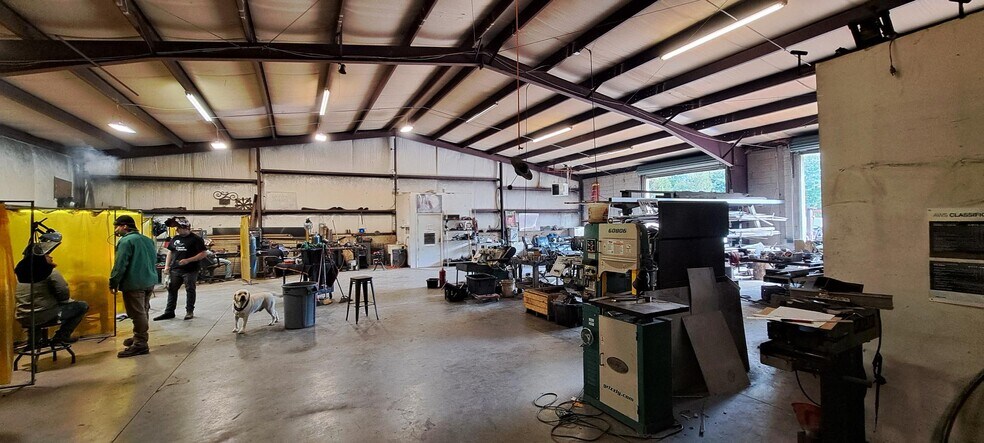 More Photos Of 92 & 102 Industrial Way, Troy Light Distribution For Lease