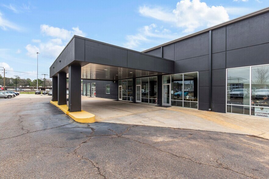 More Photos Of 5385 N I 55 St, Jackson Auto Dealership For Sale