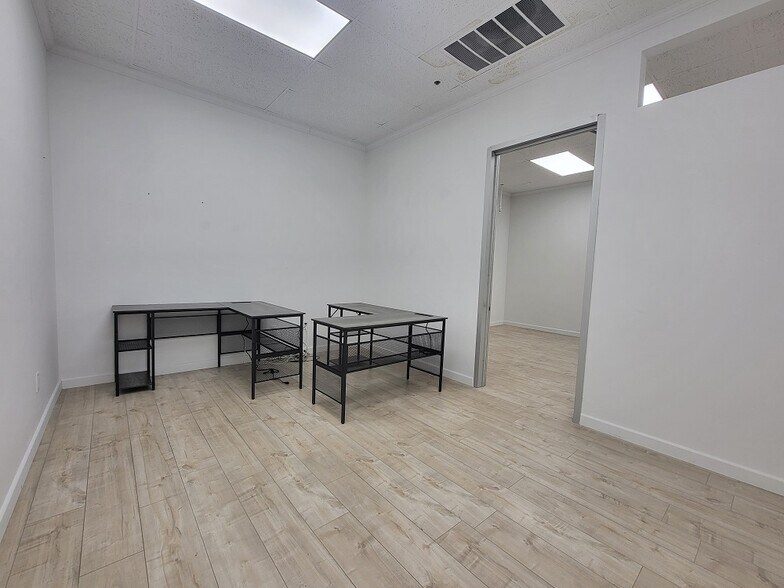 More Photos Of 4711 Oakwood Ave, Los Angeles Office For Lease