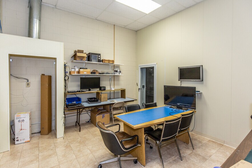 More Photos Of 37 Lark Industrial Pky, Greenville Warehouse For Sale