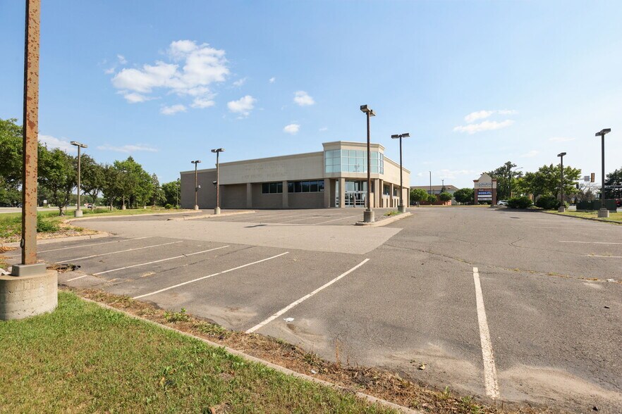 More Photos Of 600 County Road 10 NE, Blaine Drugstore For Lease