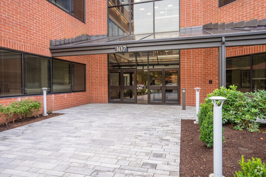 More Photos Of 307 Waverley Oaks Rd, Waltham Office For Lease