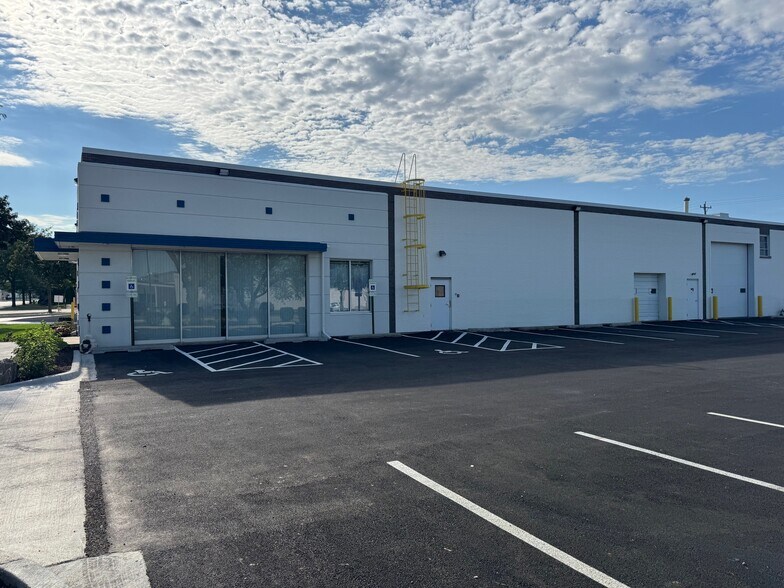 More Photos Of 1090 Pratt Blvd, Elk Grove Village Warehouse For Lease