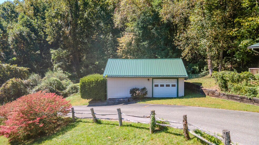 More Photos Of 8356 Sylva Rd, Franklin Office For Sale