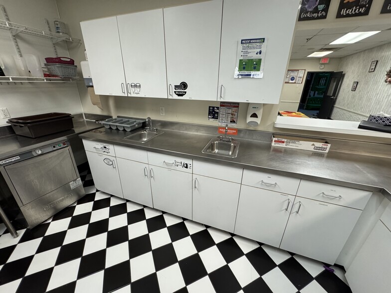 More Photos Of 7810 Graphics Way, Lewis Center Office For Sale