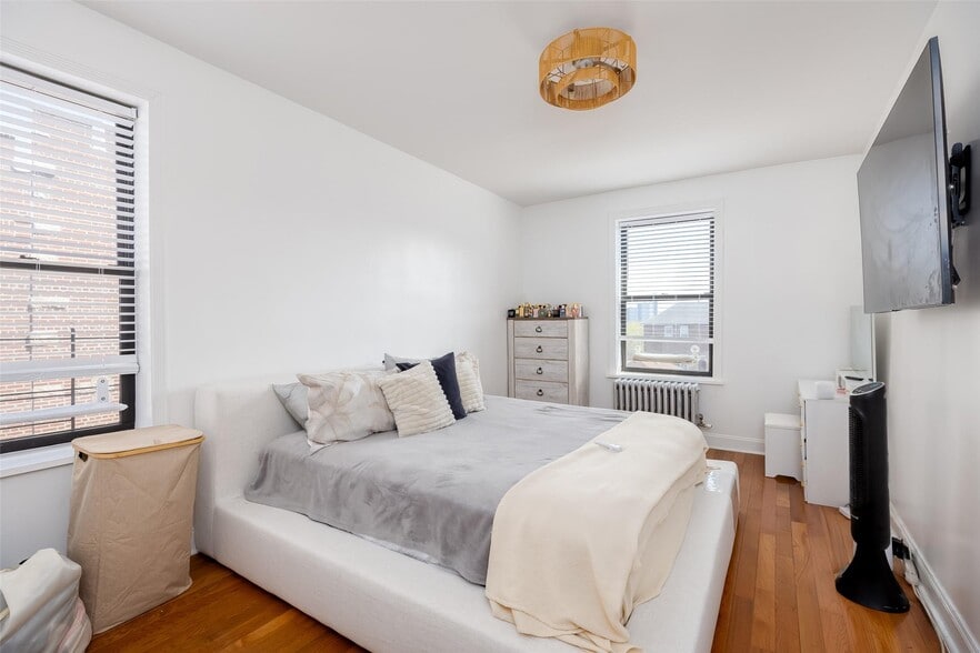 More Photos Of 910 Dinsmore Ave, Far Rockaway Apartments For Sale