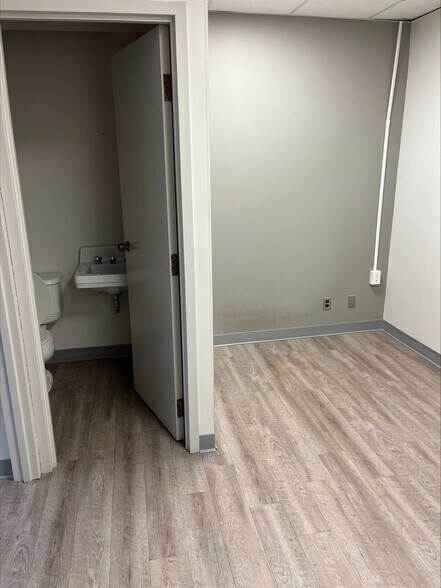 More Photos Of 25 Charlton Ave E, Hamilton Medical For Lease
