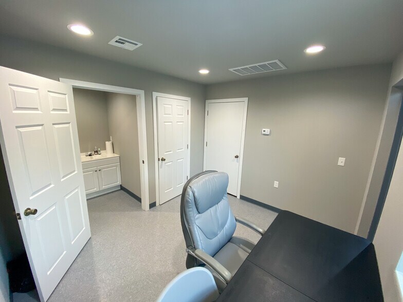 More Photos Of 607 S Lake Murray Dr, Ardmore Showroom For Sale