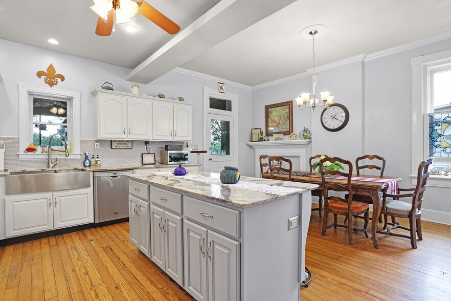 More Photos Of 504 W 5th St, Washington Hospitality For Sale