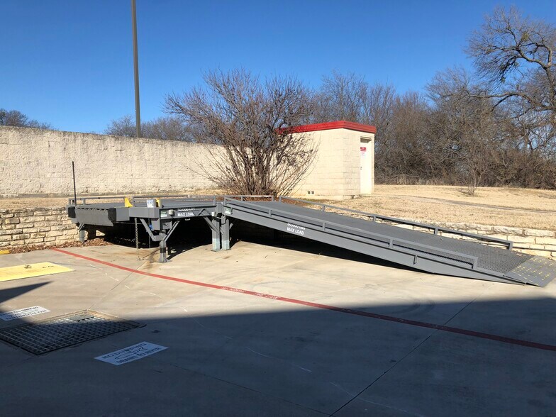 More Photos Of 791 Westport Pky, Fort Worth Warehouse For Lease