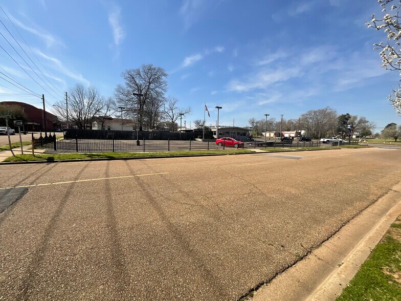 More Photos Of 208 E Grand Ave, Marshall General Retail For Sale