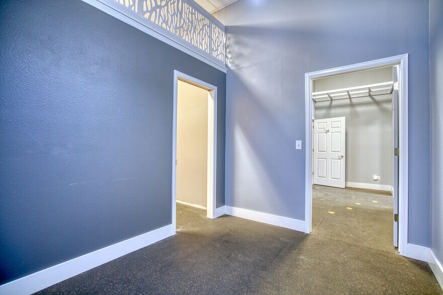 More Photos Of 305-325 Waneka Pky, Lafayette General Retail For Lease