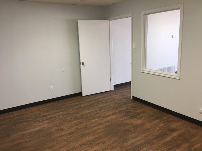 More Photos Of 2006 50th St, Lubbock Flex For Sale