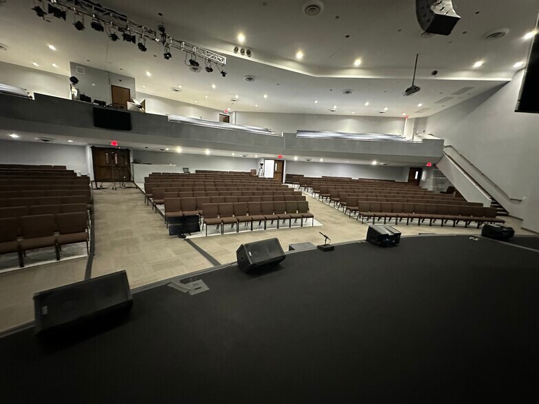 More Photos Of 800 N Pine Hills Rd, Orlando Religious Facility For Lease