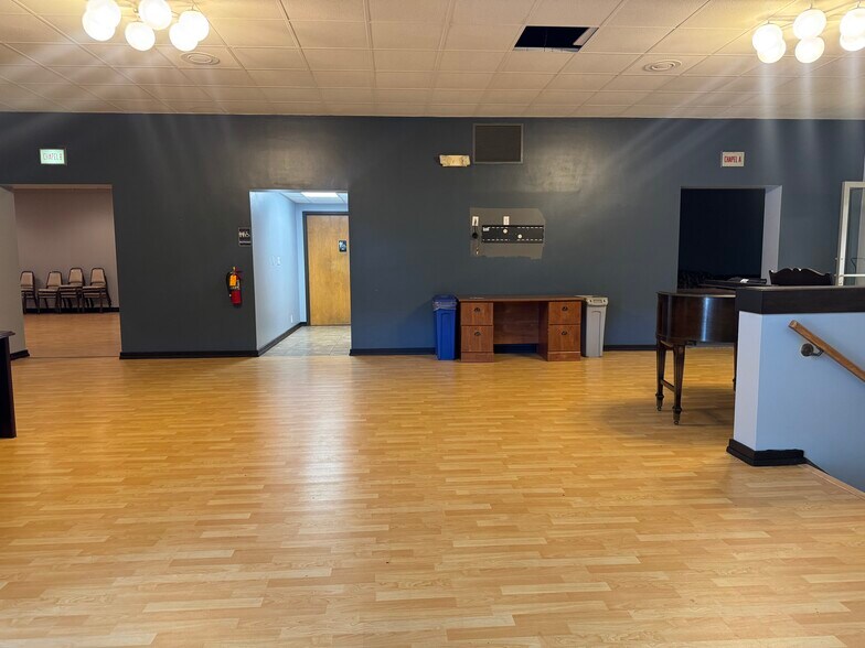More Photos Of 838 S Fisk St, Green Bay Funeral Home For Sale