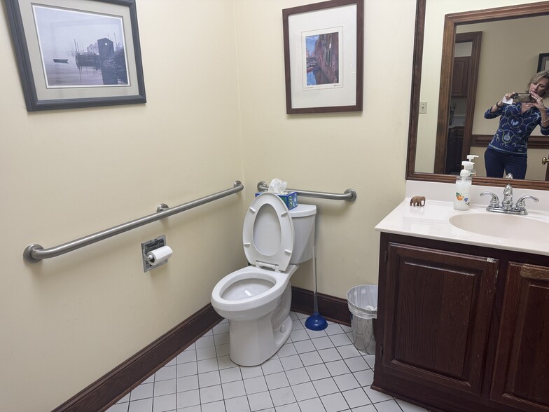 More Photos Of 20462 Chartwell Center Dr, Cornelius Office For Lease
