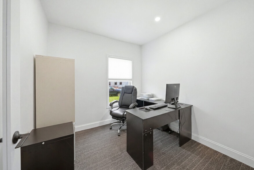 More Photos Of 367 Main St, Oxford Office For Sale