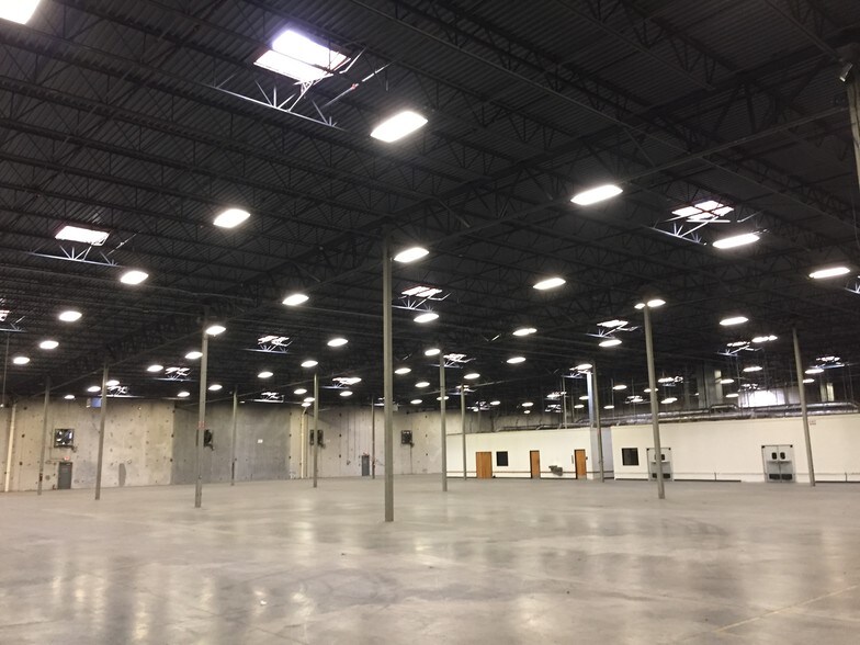 More Photos Of 4545 W Davis St, Dallas Distribution For Sale