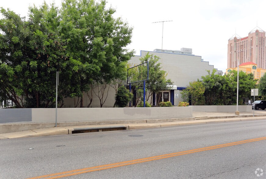 More Photos Of 1116 E Houston St, San Antonio Unknown For Lease