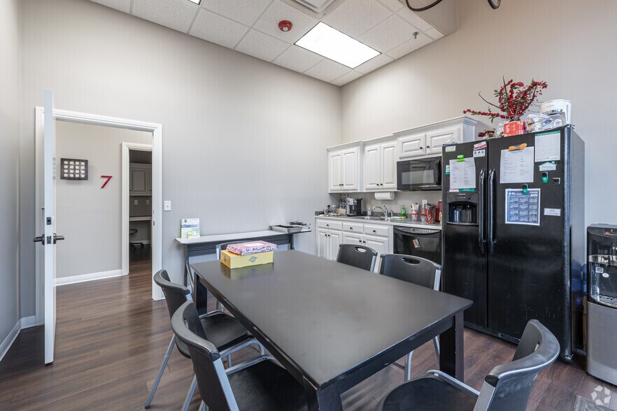 More Photos Of 5212 Village Pky, Rogers Unknown For Lease